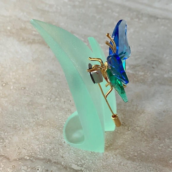 🦋Vintage Swarovski Iridescent Blue and Green Butterfly Stick Pin with Stand🦋 - Picture 6 of 7